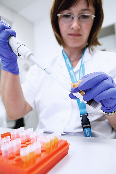 Ein einfacher Bluttest verschafft Klarheit, ob ein Kind an einer bestimmten Form von Rheuma leidet oder nicht.