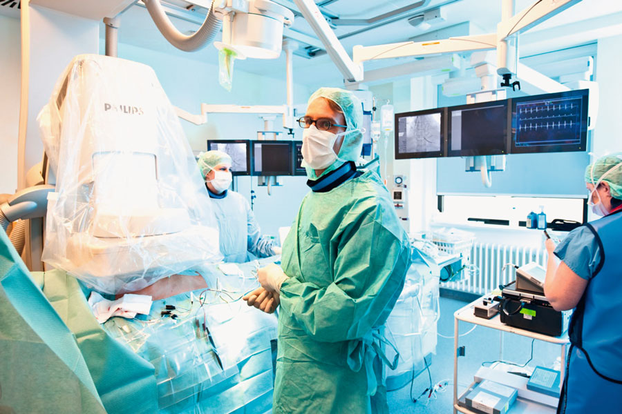 Bei Herzrhythmusstörungen kann eine Katheterablation helfen, dauerhafte Schäden zu vermeiden.