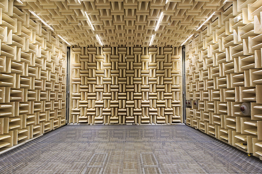 Blick in den neuen reflexionsarmen Raum an der Technische Universität München. Hier werden zukünftig zahlreiche Untersuchungen zur akustischen und visuellen Wahrnehmung durchgeführt.