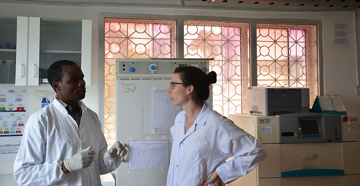 seiErfahrungsaustausch, wie hier im Mbeya Medical Research Centre, ist sehr wichtig bei den Forschungen zu vernachlässigten Erkrankungen.