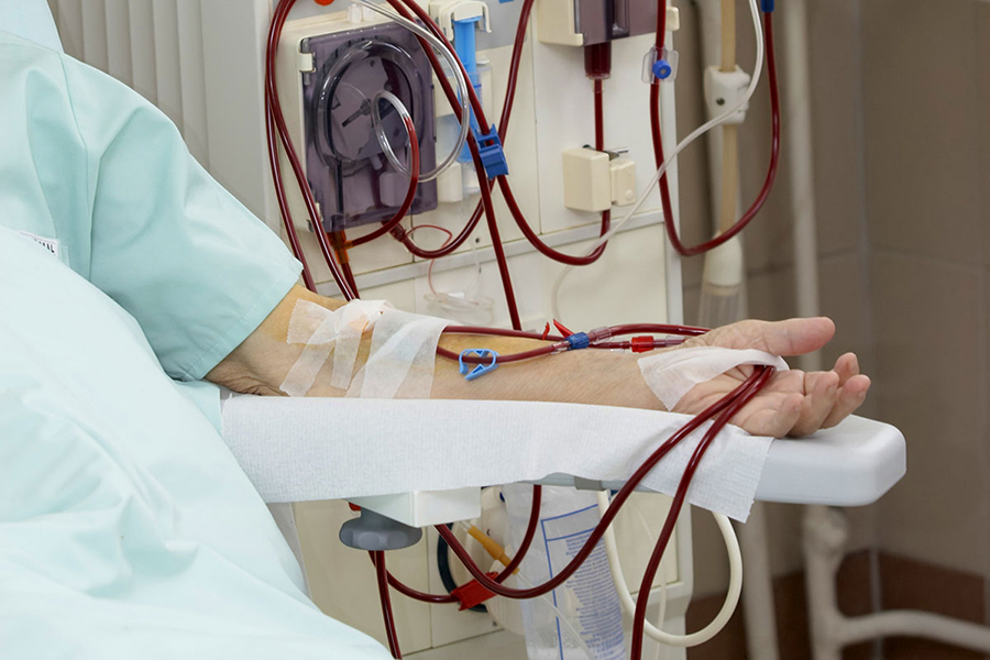 Patient/-in an der Dialyse