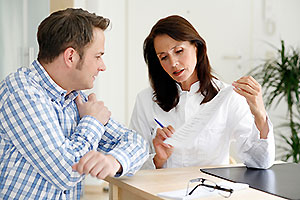 &Auml;rztin und Patient im Gespr&auml;ch