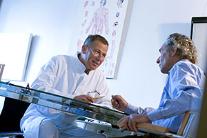 Arzt mit Patient im Gespräch