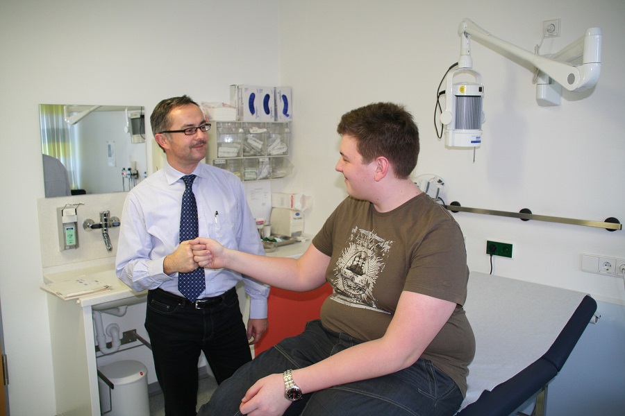 Prof. Dr. Martin Wabitsch in einem Behandlungsraum mit adipösem Jugendlichen