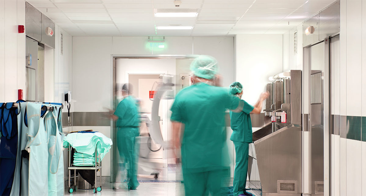 Mit dem Ziel, multiresistente Krankenhauskeime einzud&auml;mmen, erarbeiten Wissenschaftlerinnen und Wissenschaftler der Gesundheitsregion HICARE unter anderem Hygieneleitf&auml;den f&uuml;r Kliniken.