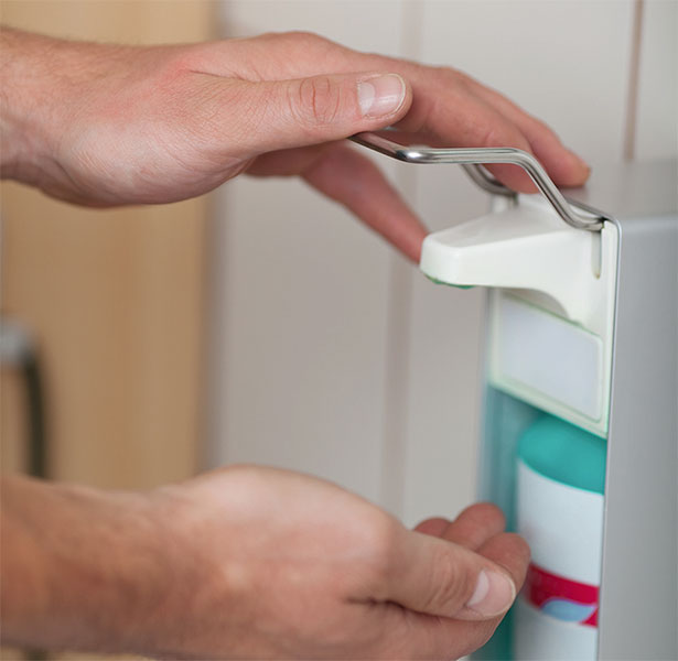 Für medizinisches Personal gilt: Hände waschen und desinfizieren! Das verhindert Infektionen in den Kliniken. Foto: gettyimages - contrastwerkstatt