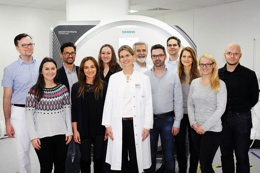 Gruppenfoto mit Wissenschaftlern und Wissenschaftlerinnen sowie Prof. Dr. Reetz