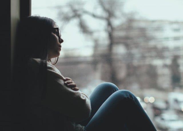 Mädchen schaut aus dem Fenster