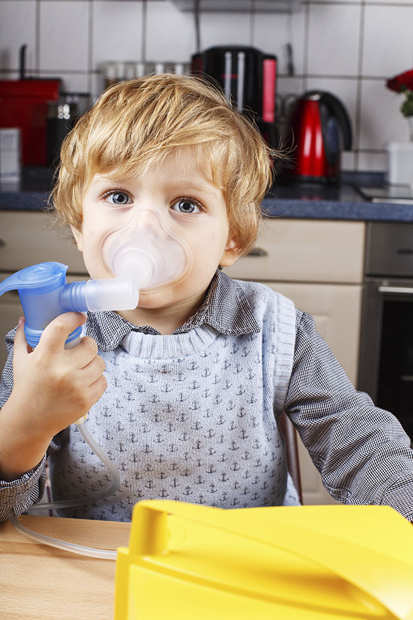 Kind mit Inhalationsgerät
