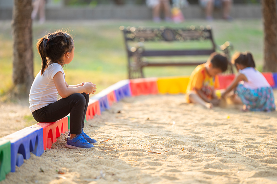Kinder auf einem Spielplatz
