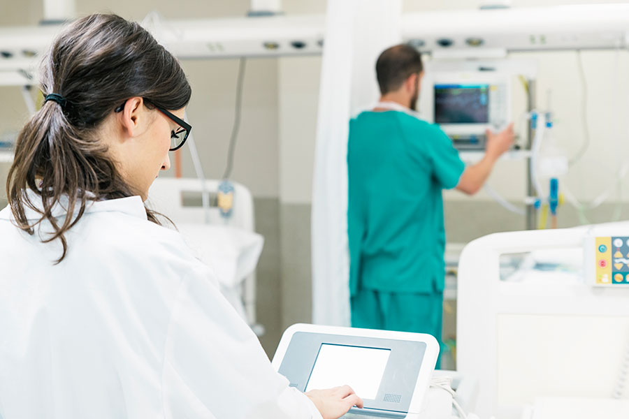 Medizinische Geräte werden von medizinischen Fachangestellten über Computer eingestellt. 