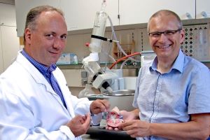 Professor Dr. Ingo Grunwald und Diplom-Ingenieur Manfred Peschka stehen in einem Labor. Professor Dr. Ingo Grunwald und Diplom-Ingenieur Manfred Peschka stehen in einem Labor.
