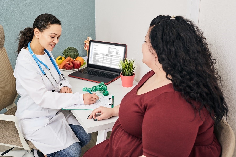 Eine Ärztin und eine übergewichtige Frau in einem Beratungsgespräch. Eine Ärztin und eine übergewichtige Frau in einem Beratungsgespräch.