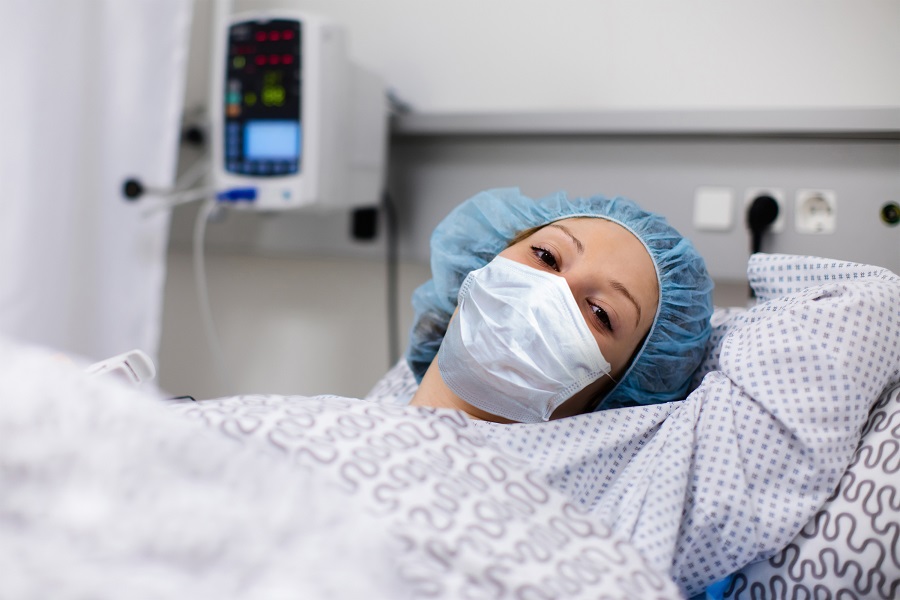 Klinikpatientin mit Schutzmaske