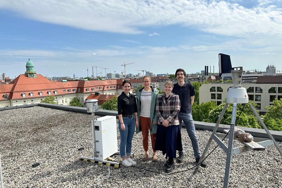 (v.l.n.r.): Celina Batard Ruiz (Doktorandin/&Auml;rztin), Dr. Stephanie Dramburg (Arbeitsgruppenleiterin), Ekaterina Potapova (Doktorandin, Labor), Camilo Hernandez Toro (Doktorand, Data Scientist)