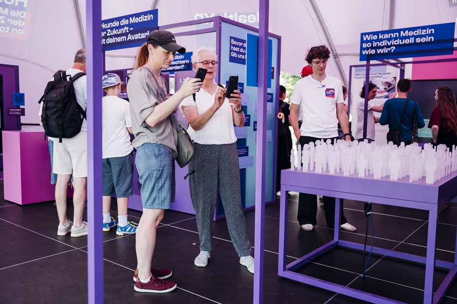 Besucher in der Ausstellung HealthXP