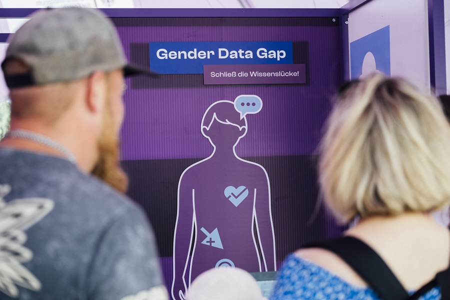 Zwei Besucher der Ausstellung Health XP schauen sich ein Exponat zum Gender Data Gap an