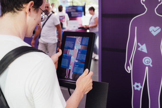 Ein Besucher der Ausstellung HealthXP testet ein Ausstellungsstück