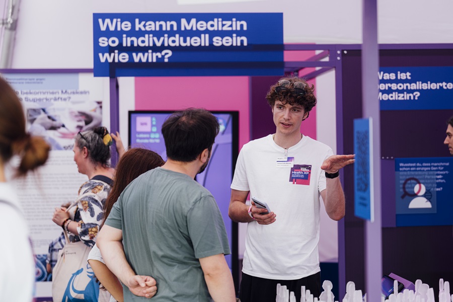 Besucher der Ausstellung HealthXP in Berlin