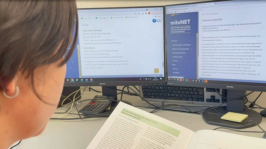 Eine Forscherin arbeitet an zwei Computerbildschirmen. 