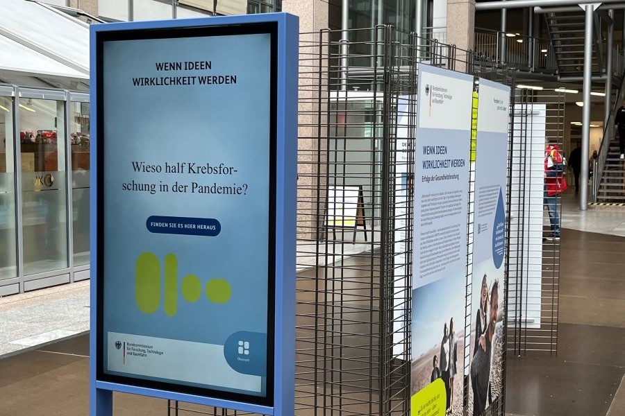 Medienterminal und Ausstellungstafeln der Ausstellung „Wenn Ideen Wirklichkeit werden“.