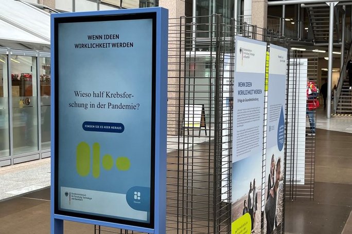 Medienterminal und Ausstellungstafeln der Ausstellung „Wenn Ideen Wirklichkeit werden“.