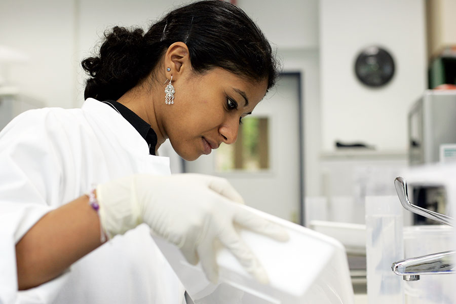 Wissenschaftlerin arbeitet im Labor.