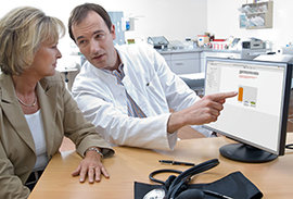 Ein Arzt erklärt einer Patientin den Behandlungsplan