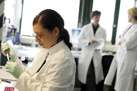 Wissenschaftlerin im Labor