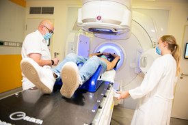 Eine Aufnahme aus der Strahlentherapie. Im Einsatz ein Linearbeschleuniger zur Behandlung von Tumorerkrankungen 