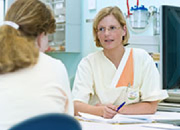 4_Beratung-Patientin-durch-Pflegekraft_180x130