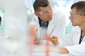 Zwei Wissenschaftler diskutieren Forschungsergebnisse