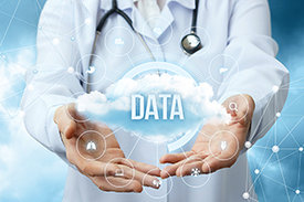 Wissenschaftler zeigt Datenwolke vor verschwommenem Hintergrund