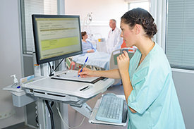Medizinische Fachangestellte überträgt digitale Patientendaten 