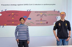 Eine Frau und ein Mann vor einem Schaubild