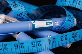 Mehrere "Abnehmspritzen" und ein Maßband