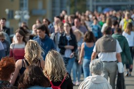 Viele Menschen laufen auf einer Straße