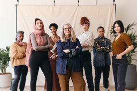 Frauen aus verschiedenen Regionen der Welt stehen nebeneinander