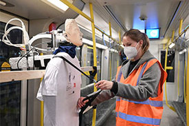 Wissenschaftler*innen der TU Berlin und der Charité untersuchten quantitativ die Aerosolausbreitung in ÖPNV-Fahrzeugen. 