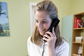 Mitarbeiterin am Telefon