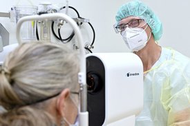 Dr. Daniel Vilser vom Universitätsklinikum Jena testet in einer Studie gemeinsam mit dem Jenaer Medizintechnikhersteller Imedos Systems GmbH, ob die Funktionsanalyse der Netzhautgefäße Aussagen zum Verlauf von COVID-19-Erkrankungen erlaubt.