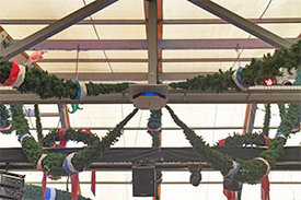 Die UVC-Technologie bleibt im Festzelt unauffällig: Unter der Decke wurden die UVC-Geräte angebracht.