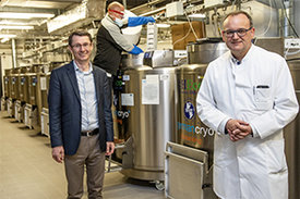 die Professoren Illig (links) und Cornberg (rechts) in der Biobank. 