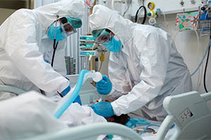 Ein Patient mit schwerem COVID-19-Verlauf wird auf der Intensivstation intubiert. 