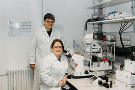 Lehrstuhlinhaber Systembiologie Prof. Dr. Fred Schaper und die Wissenschaftliche Mitarbeiterin Dr. Anna Dittrich, die das Forschungsprojekt am Institut für Biologie der Fakultät für Naturwissenschaften der Universität Magdeburg gemeinsam betreuen