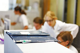 Medizinische Mitarbeiter arbeiten am PC