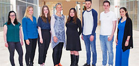 Das Integrative Omics-Team für die Analyse großer Datensätze zum Verständnis der Pathophysiologie der Parkinson-Krankheit. V.l.n.r.: Panna Lajer, Carolin Gabbert, Theresa Luth, Susen Schaake, Joanne Trinh (Leiterin), Joshua Lass, Christoph Much und Tugce 