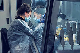 Studienerstautorin Manina Etter beim Analysieren von Nervenwasser von Covid-19-Betroffenen im BSL2-Labor.