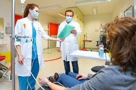 Dr. Nora Möhn und Professor Dr. Thomas Skripuletz bei der Behandlung in der MHH-Infusionsambulanz