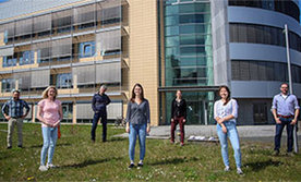 Forschungsteam steht vor Institut